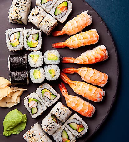 Sis.: Sushi, aasialainen ruoka, salaatti, keitto, kahvi ja jälkiruoka. Alle 12-vuotiaat maksavat ikävuoden mukaisesti. Buffet mukaan 22,-/kg.