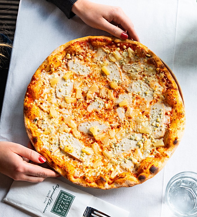 Herkullinen pizza kanalla, aurajuustolla ja ananaksella.