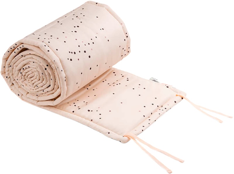 Erä Done by Deer -merkin reunapehmustetta ihanalla Dreamy Dots Powder- tai Dreamy Dots Blue -kuosilla nyt huippuhintaan.