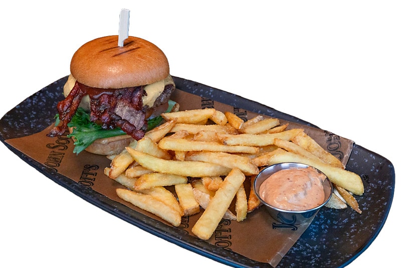 Legendaarinen pekoniburger. Sisältää ranskalaiset ja dipin.