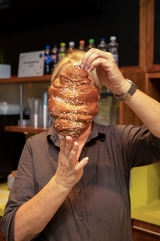 ALL TIME FAVORITE! Juuri sellainen reilun kokoinen kuin sen kuuluukin olla.[kappale_jako]Cafe Brahe tunnetaan erityisesti jättimäisistä korvapuusteistaan. Niistä on tullut nostalginen ja näyttävä herkku, joka tuo hymyn huulille.[kappale_jako]Korvapuustin kokoa on verrattu jopa pakastepizzaan: kokoa riittää, mutta maku on aito ja klassinen suomalainen.[kappale_jako]Kahvilayrittäjä Hessu Martikainen on todennut useissa haastatteluissa, että korvapuusti on yksi Suomen kansallisaarteista ja Cafe Brahessa se saa ansaitsemansa arvon. Vuonna 2014 Selkosanomat kirjoitti, että Cafe Brahen muhkea korvapuusti tuo asiakkaille lapsuusmuistot mieleen ja on vakiinnuttanut paikkansa turkulaisena herkkuperinteenä.[kappale_jako]Mitä muistoja Cafe Brahen korvapuustit herättää sinussa? Kerro meidän somessa muistosi. [kappale_jako]Instagram @cafe_brahe[kappale_jako]Facebook @Cafe Brahe