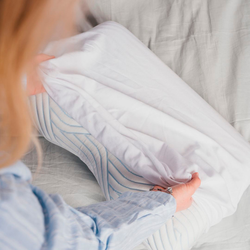 TEMPUR-FIT™ muotoonommeltu tyynyliina on valmistettu 100 % korkealaatuisesta puuvillasta. Se  tarjoaa sileän, rypyttömän käyttömukavuuden, joka tukee levollista unta.