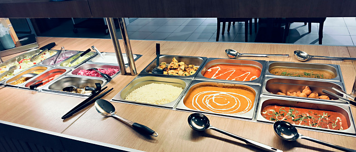 Sisältää ruoat, juomat, salaatit ja jälkiruuat.
