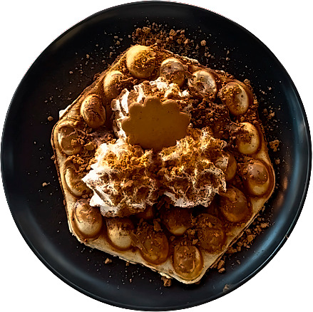 Piparkakkulevitettä, kermavaahtoa, piparimurua ja kanelia. 