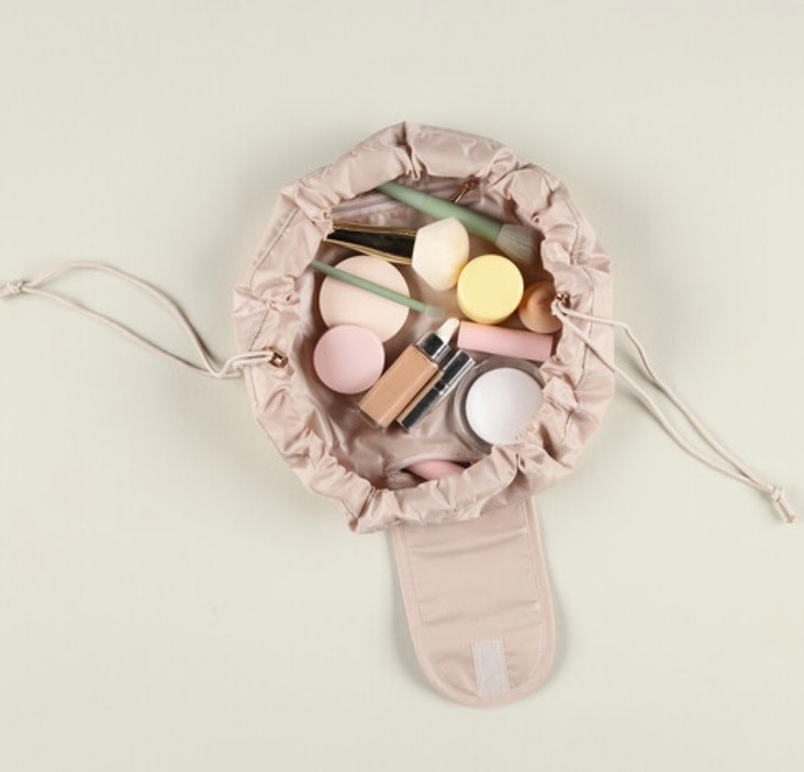 Kätevä meikkipussi avautuu kokonaan, näet koko sisällön samalla kertaa. Sulkeutuu nauhakujaa myöten ja saat kaiken tarvitsemasi mukaan nopeasti. Musta/ beige.