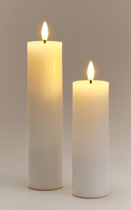 Paristo- sekä akkukäyttöisiä. Eri kokoja ja malleja, myös ulkokäyttöön ja haudalle.