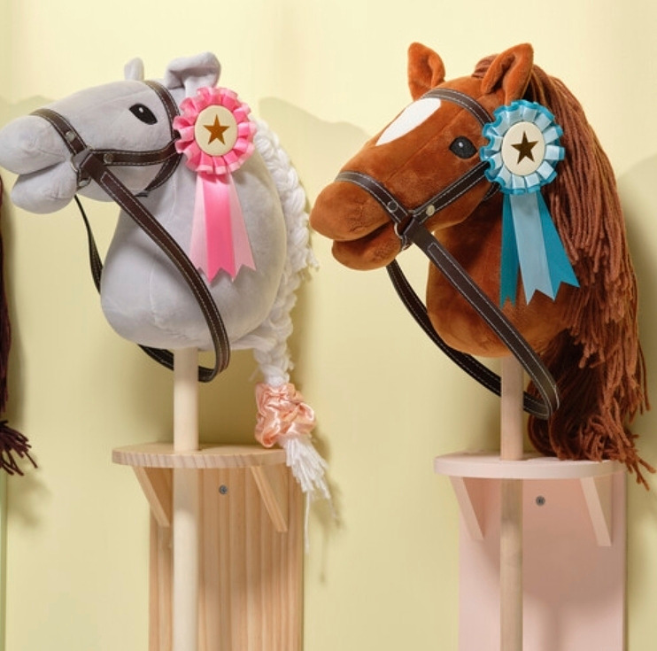 Ratsasta seikkailuihin omalla keppihevosella – klassinen keppihevonen on täydellinen lelu kaikille heppahulluille. Eri värejä.