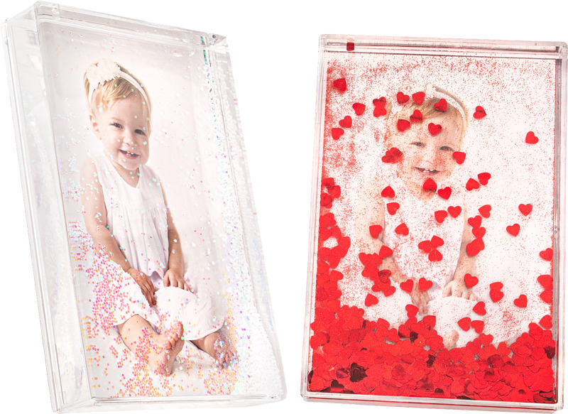 Sydämet kelluvat kehyksen sisällä. Hinta sis. 10x15 cm kuvan.