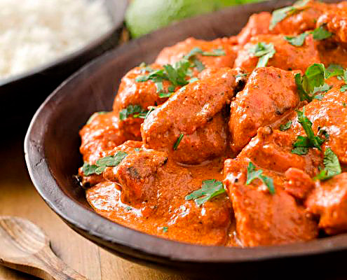 Marinoituja ja grillattuja kananpaloja, tomaattia ja voita kermakastikkeessa.