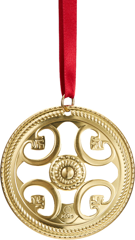 Vuoden 2025 Kalevala-joulukoriste on pronssinen Räisälän koru. Koriste pohjautuu Räisälän Tiurista löydettyyn hopeasolkeen. Koru on itämaista alkuperää ja ajoittuu 1100-luvulle.