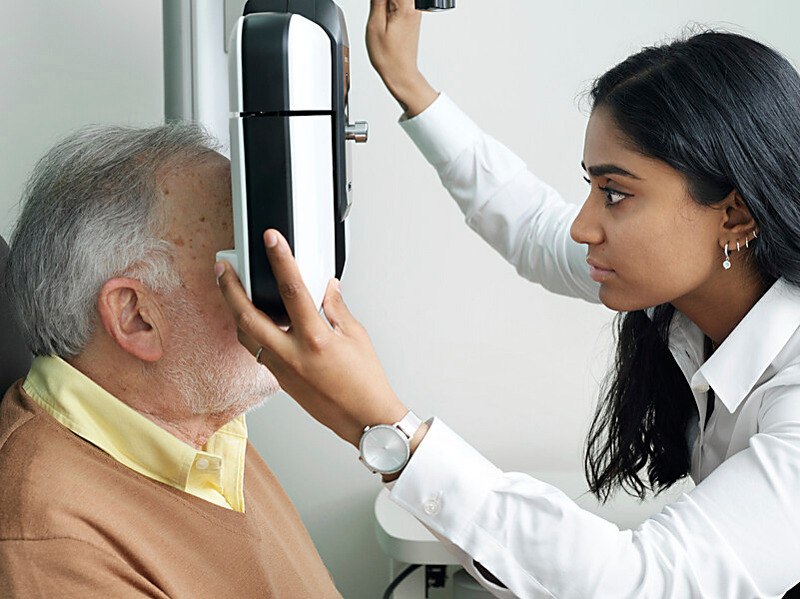 Silmänpohjan OCT‑kuvaus (3D) ja näöntarkastus.