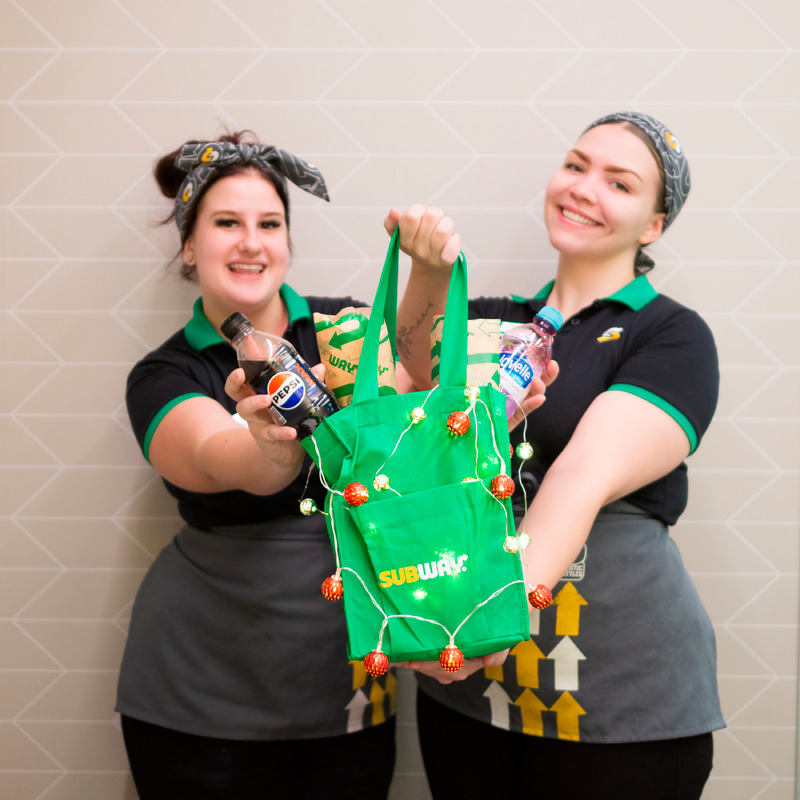 Sisältää 2 kpl isoa 30 cm Subia ja 2 kpl 0,5 l pullojuomaa. Joulukassilahjakortti käytettävissä 26.12.2025–31.3.2026.