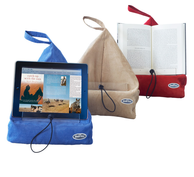 Kevyt ja muovautuva kirja- ja tablettityyny soveltuu erityisen hyvin lukemiseen pehmeällä pinnalla, kuten sylissä tai sängyssä. Säästät käsiäsi ja vältät hartia-ja niskakivut. Monta värivaihtoehtoa. Paino vain 250 g.