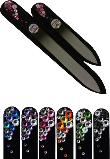 Kauniilla lasiviilalla viilaat kyntesi hellävaraisesti ja tehokkaasti. Lasiviila kestää vuosia, se ei kulu kuten paperiviilat. Koristeena upeat Swarovskin kristallit. Viilan voi pestä, joten se on hygieeninen. Saatavana kahta kokoa ja muutamia värivaihtoehtoja.

