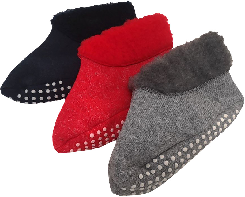 Kotimaiset liukuestetossut pitävät sinut pystyssä liukkaalla lattialla. Karvavuoren ansiosta jalkasi pysyvät lämpimänä. Tossuissa on iso suuaukko ja tilaa turvonneellekin jalalle. Koot 34–50, 3 väriä.