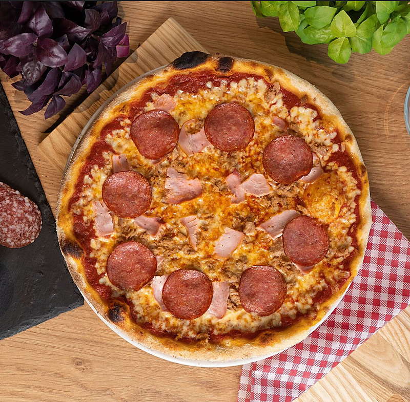 Kinkku, tonnikala ja salami.