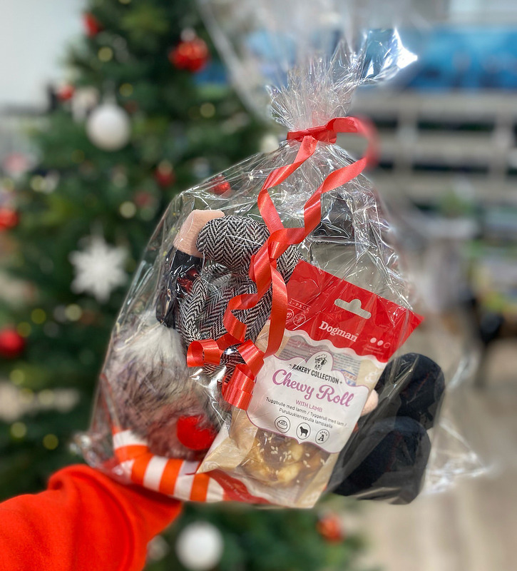 Valmiit lahjat kaikenkokoisille koirille. Pussit sisältävät maistuvia herkkuja ja leluja. Lahjapakkauksien sisältö voi vaihdella. 
