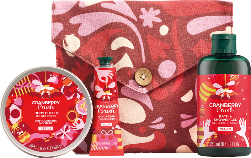 Ilahduttava karpalontuoksuinen vartalosetti sisältää Cranberry Crush -suihkugeelin, -vartalovoin ja -käsivoiteen kauniissa kankaisessa pussukassa. Sisällön arvo 41,30.