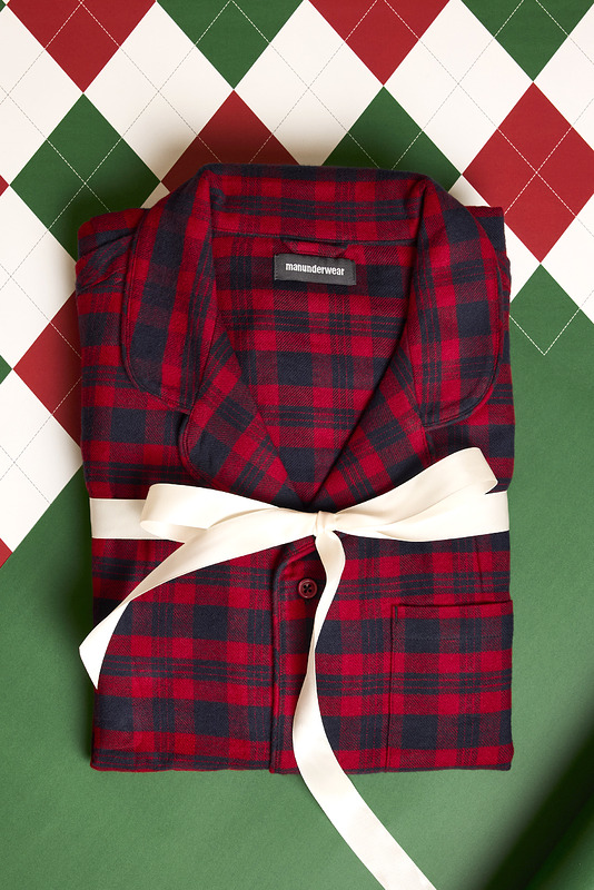 Laaja valikoima lyhyt- ja pitkähihaisia pyjamoita.