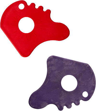 Kätevä kalvohierontaväline ja suomenkielinen ohjekirja.