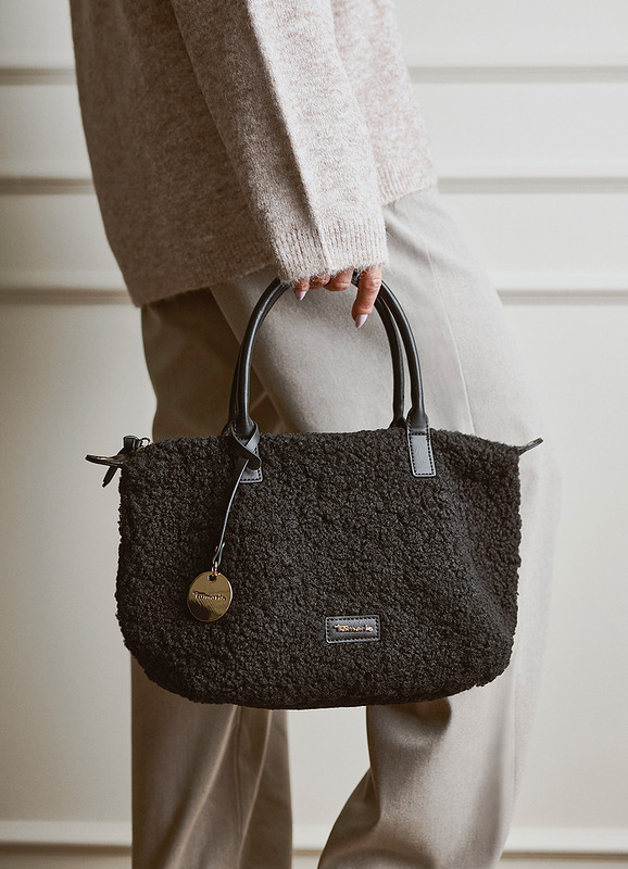 Teddypintainen laukku irrotettavalla olkahihnalla.