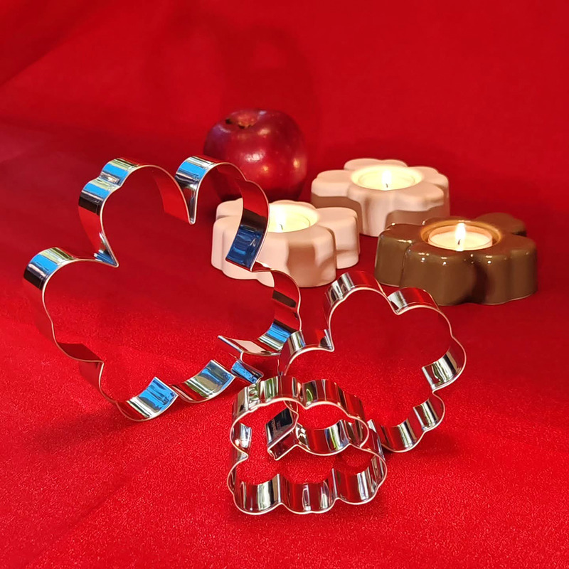 Tässä setissä on kolme eri kokoista Unikko-kuosin kukanmuotoista piparimuottia lahjalaatikossa.