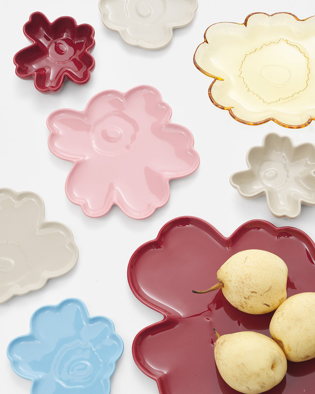 Unikko-kukan muotoiset lautaset on valmistettu keramiikasta kirkkaalla lasitteella.