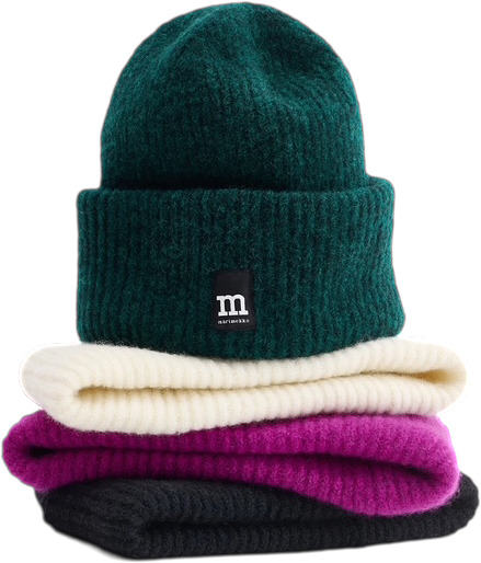 Talvikauden toivotuimmat neulepipot. Eri värejä ja malleja.