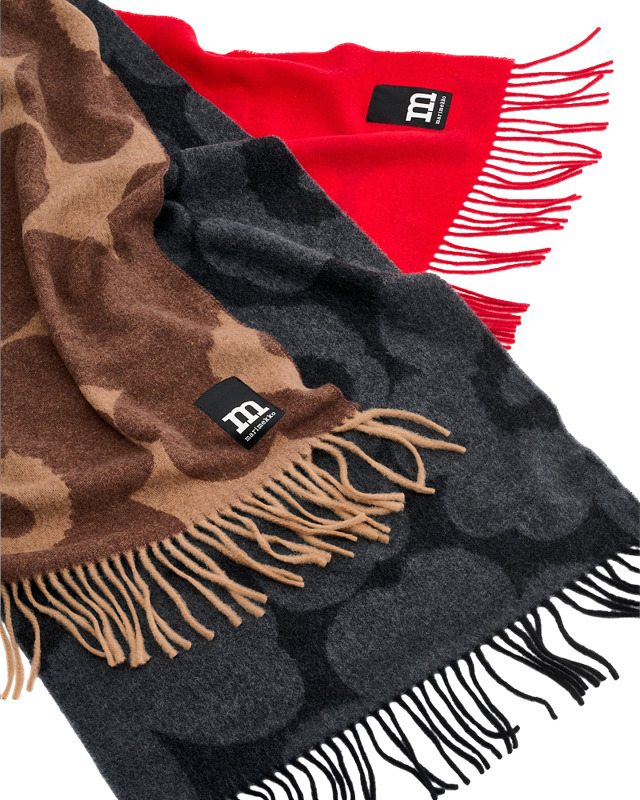 Valikoima pehmeitä, villaisia huiveja.