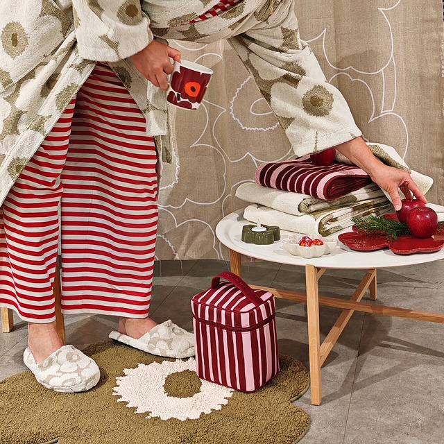 Kylpytakkeja, pyjamia, pyyhkeitä, kosmetiikkalaukkuja, astioita ja paljon muuta.