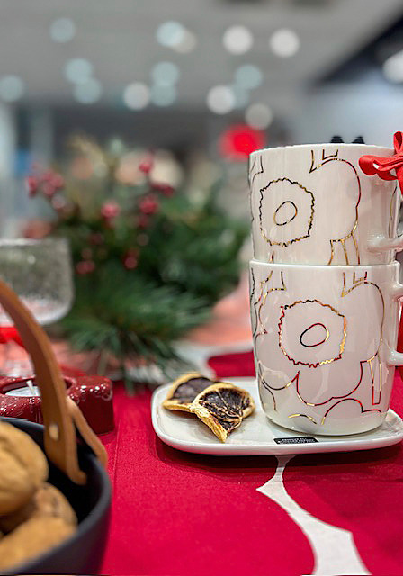 Valkoisissa mukeissa on kultaisella metallipigmentillä painettu Piirto Unikko -kuosi.