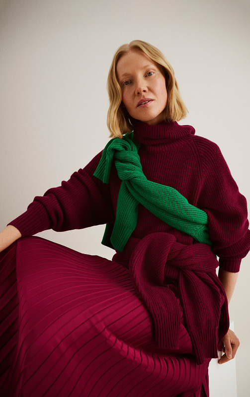 Kahdella mallilla ja värillä. Lämmin ja rento neulepusero poolokauluksella.