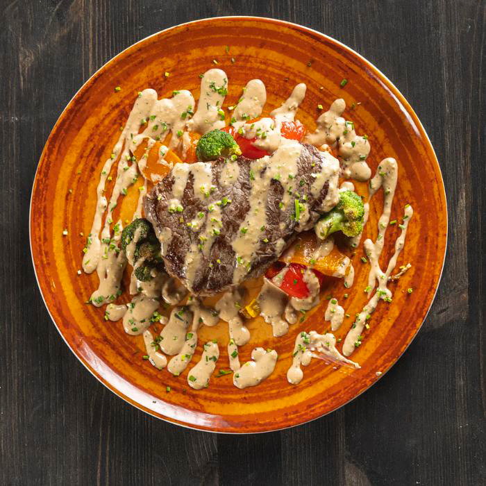 Kastike, grillikasvikset, ruohosipulia, valitsemasi pihvi ja lisuke.