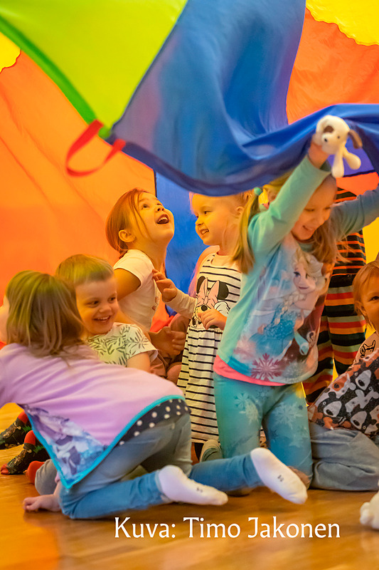 Joulutunnelmaa etsimässä? Tule jouluiseen supermuskariin! 
Perjantaina 12.12. klo 10.15
Skanssin itäpäädyssä, 1. krs (Specsaversin vieressä)

Luvassa tuttuja ohjaajia, iloisia joululauluja ja lämmin joulumieli!
Muskari on kaikille avoin ja maksuton.

Tervetuloa mukaan laulamaan ja leikkimään joulun hengessä! 