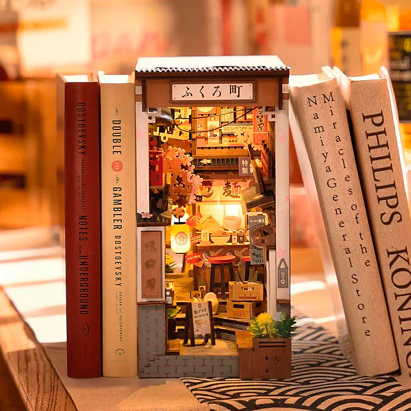 Upea koottava puinen tee-se-itse kirjatuki (book nook). Paljon yksityiskohtia mm. valot.