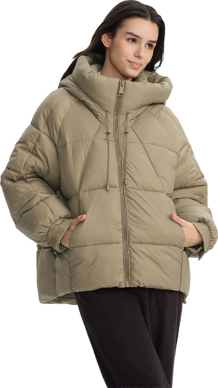 Lyhyt, muhkea toppatakki kiinteällä hupulla. Vanutäyte. Väreinä vaalea khaki ja ruskea.