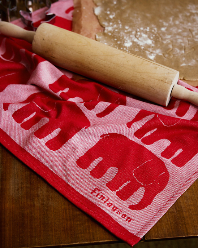 Sympaattinen ja tyylikäs Elefantti-keittiöpyyhe,  kangas on 100 % puuvillasta kudottua puolipanamaa.