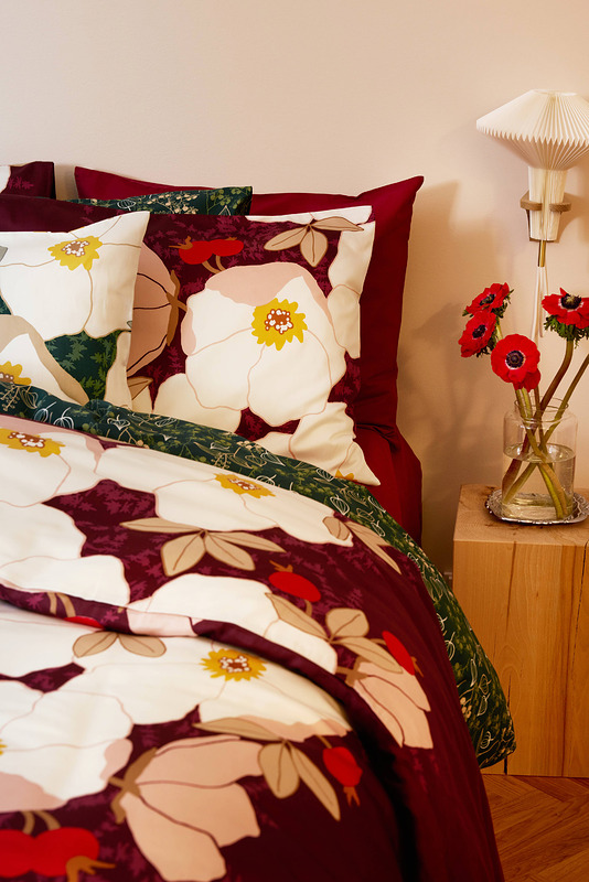 Rosa-satiinipussilakanasetti 100 % luomupuuvillaa ja kurtturuusuista innoittunut Rosa-kuosi.