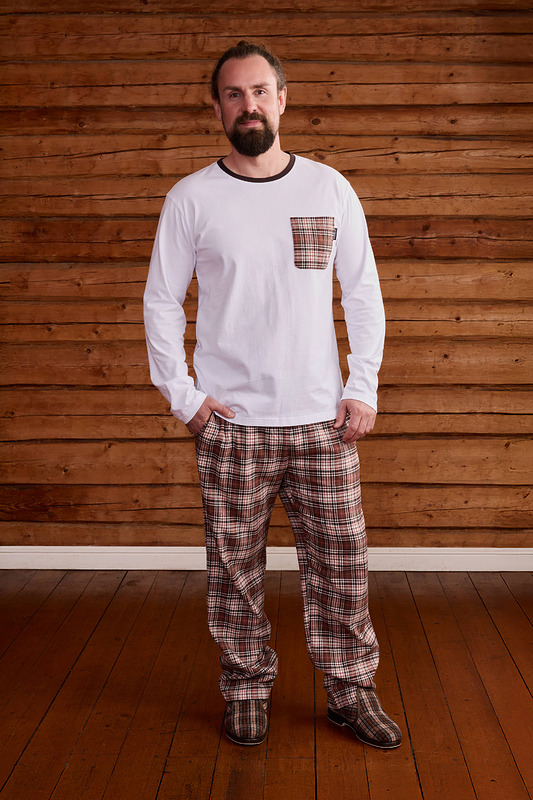 Reinon pitkähihainen pyjamasetti 100 % puuvillaa. Flanellihousujen kangas on harjattu pehmeäksi.