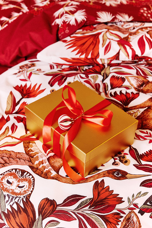 Fabula-kuosissa on kuvattuna metsän salaiset juhlat, joihin ihmisellä ei ole asiaa, 100 % puuvillaa.