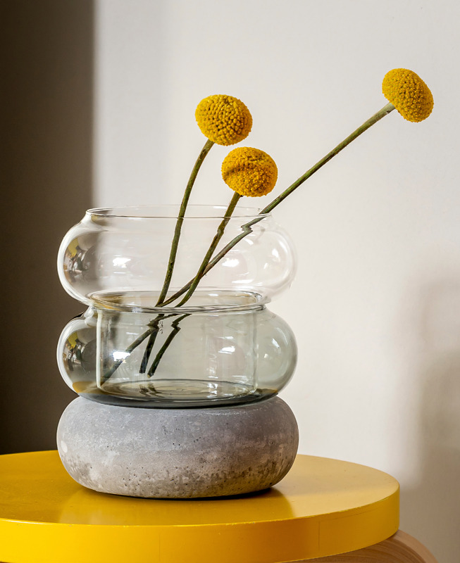 Moderni maljakon ja kynttilälyhdyn yhdistelmä. Betoni/borosilikaattilasi. Ø 16,5 cm, korkeus 18,5 cm.