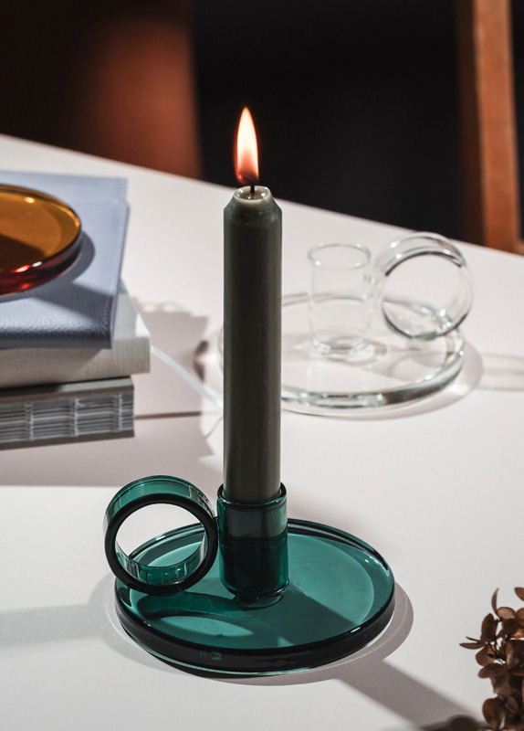 Loop-sarja leikittelee väreillä ja muodoilla. Niissä toistuu pyöreä yksityiskohta, loop.