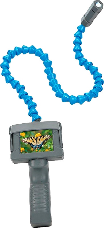 Endoskooppikamerassa on 53 cm pitkä ja joustava varsi, jonka ansiosta voi helposti tutkia luonnossa hankaliakin paikkoja kuten puun- tai kivenkoloja tai onkaloita. Vedenpitävä kamera on helppo ottaa mukaan luontoon, jossa sen avulla voi tutkia vaikkapa vedenalaista elämää. Joustavan varren päässä olevan LED-valaistuksen ansiosta kamera soveltuu käytettäväksi erinomaisesti sekä kirkkaassa valossa että pimeässä. 2,3 tuuman auringonsuojakalvolla varustettu LCD-näyttö näyttää kaiken, mihin kamera yltää. Ei kuvien tai videoiden tallennusmahdollisuutta. Toimii 3 x AAA-paristolla (ei sisälly pakkaukseen). Ikäsuositus: 5+. 