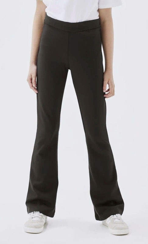 Pehmeää neulosta, levenevällä lahkeella. Kolme eri väriä. Koot-116–164 cm.