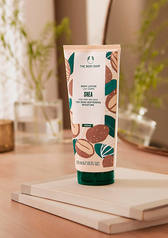 Vartalovoiteita normaalista erittäin kuivalle iholle. Tarjous koskee tiettyä erää vartalovoiteita ja on voimassa niin kauan kuin tuotteita riittää.