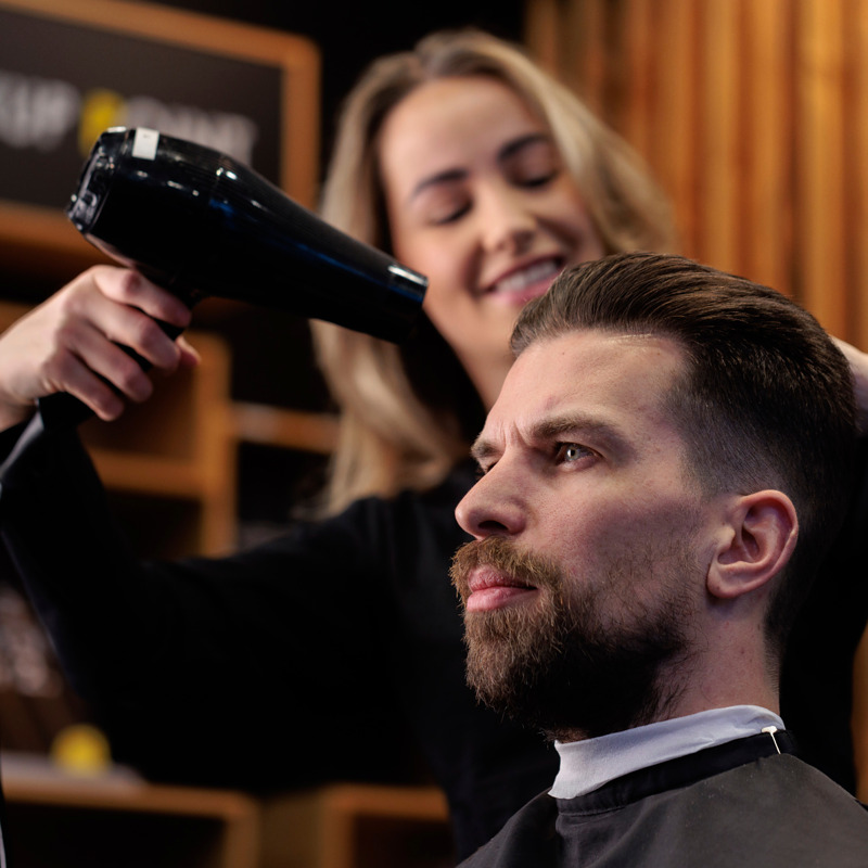 Hiustenleikkauksen ostajalle Cutters Hairspray (arvo 13,99 €) kaupan päälle. Tuotteita rajallinen määrä.