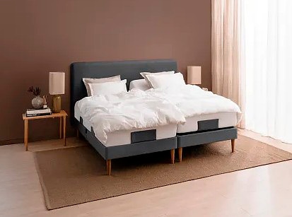 Minimalistisen tyylikäs moottorisänky. Valitsemillasi patjoilla vuodekokonaisuus voi tarjota yksilöllisen nukkumiskokemuksen. Myymälässämme saat apua vuoteen valitsemiseen maksutta nukkumisergonomian asiantuntijoilta. Tule tutustumaan myös muihin malleihin.