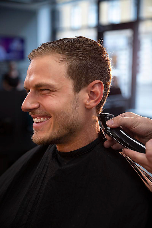 Sisältää pesun ja hiusten muotoilun.